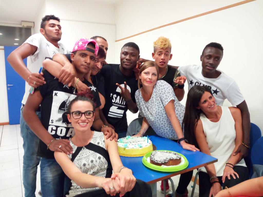 Ragazzi che festeggiano un compleanno